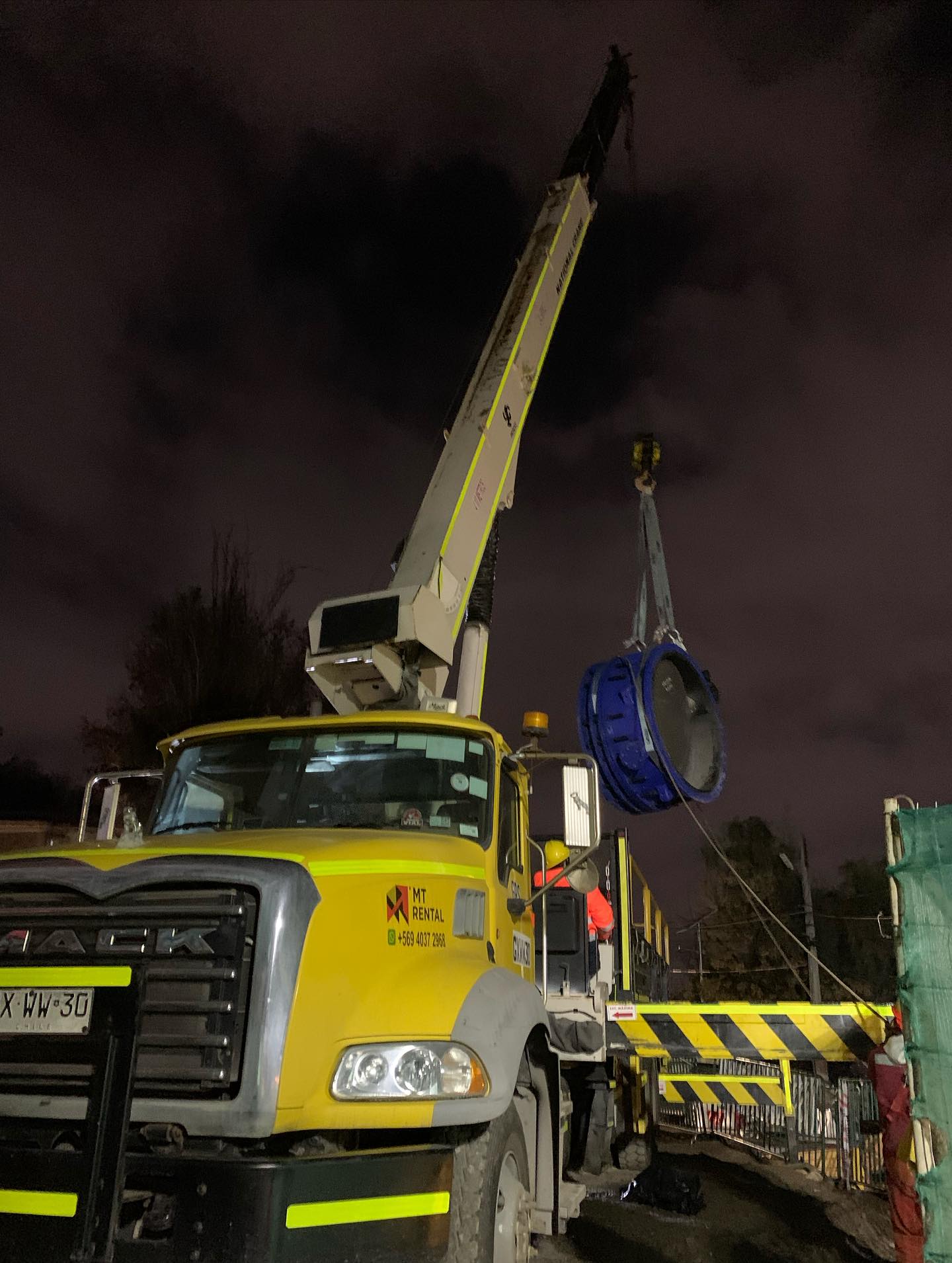 Montaje industrial con camion pluma